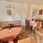 In 42437 Apartment *